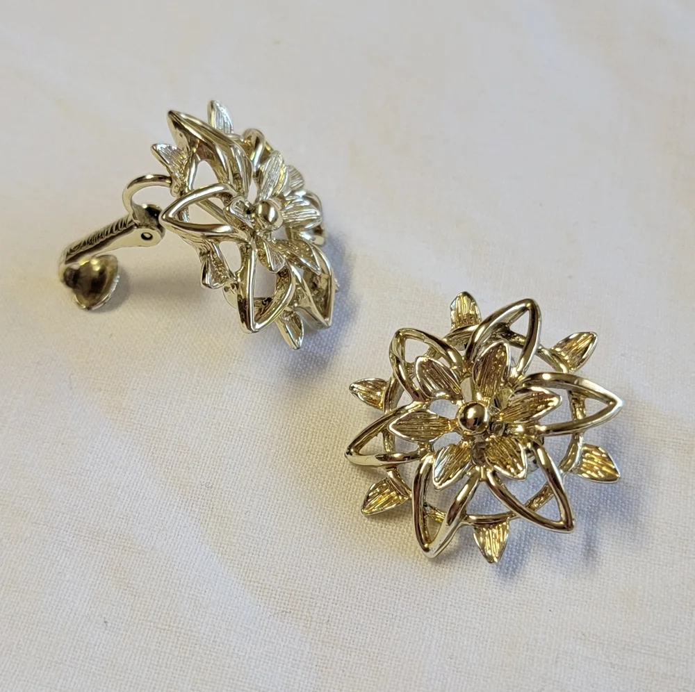 Vintage 1960s Sarah Coventry Peta-Lure Floral  Clip On Earrings